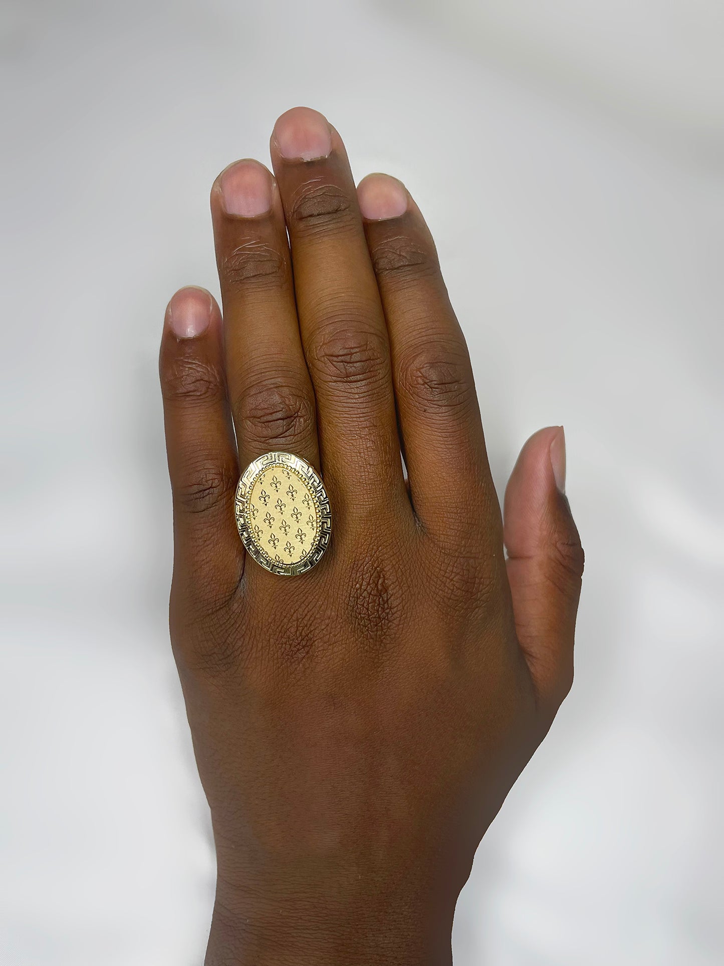 Chevalière ovale lys