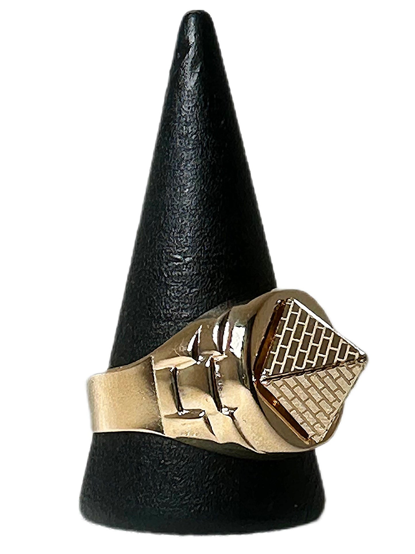 Chevalière ovale pyramide