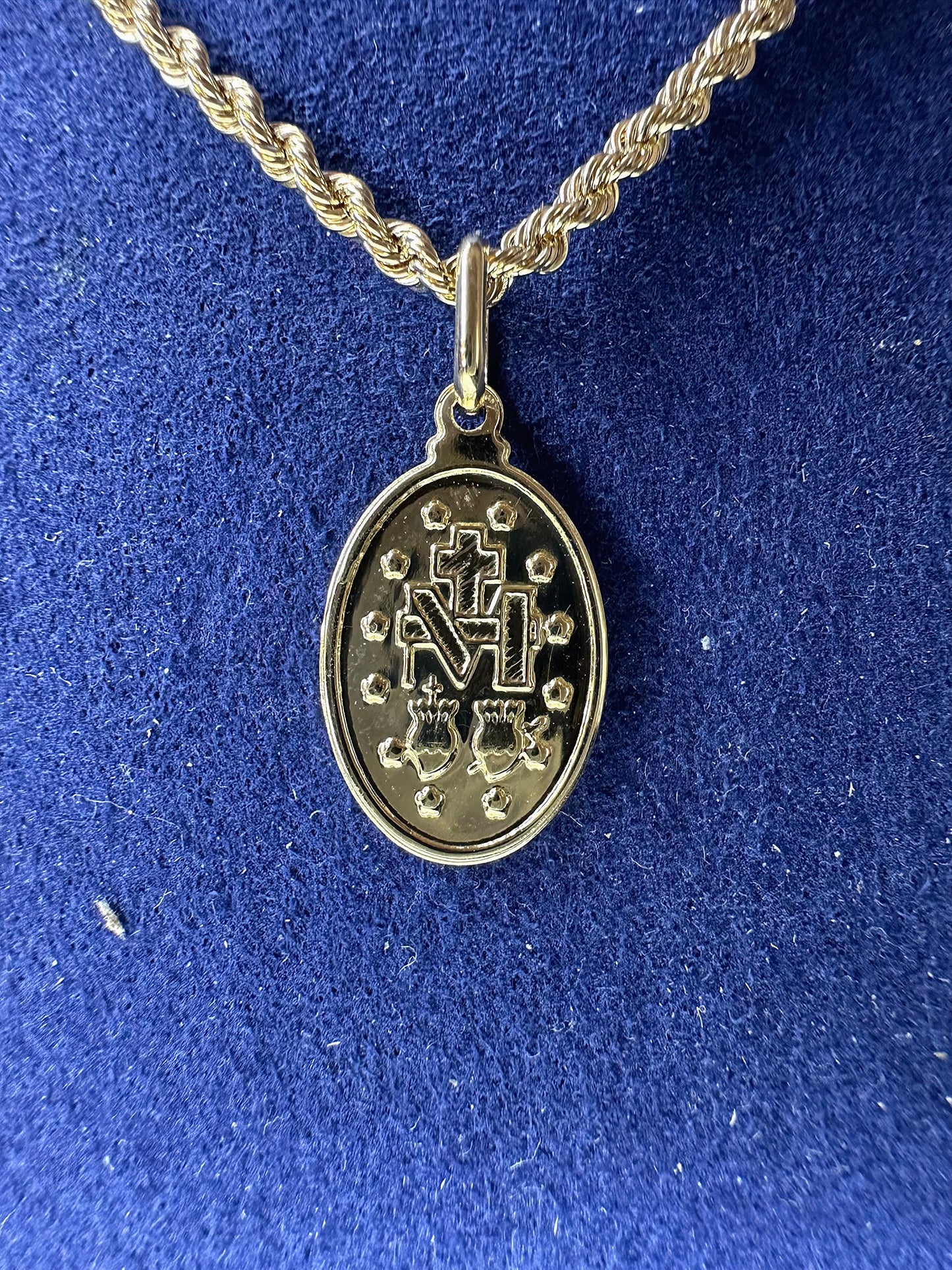 Collier corde pend miraculeuse