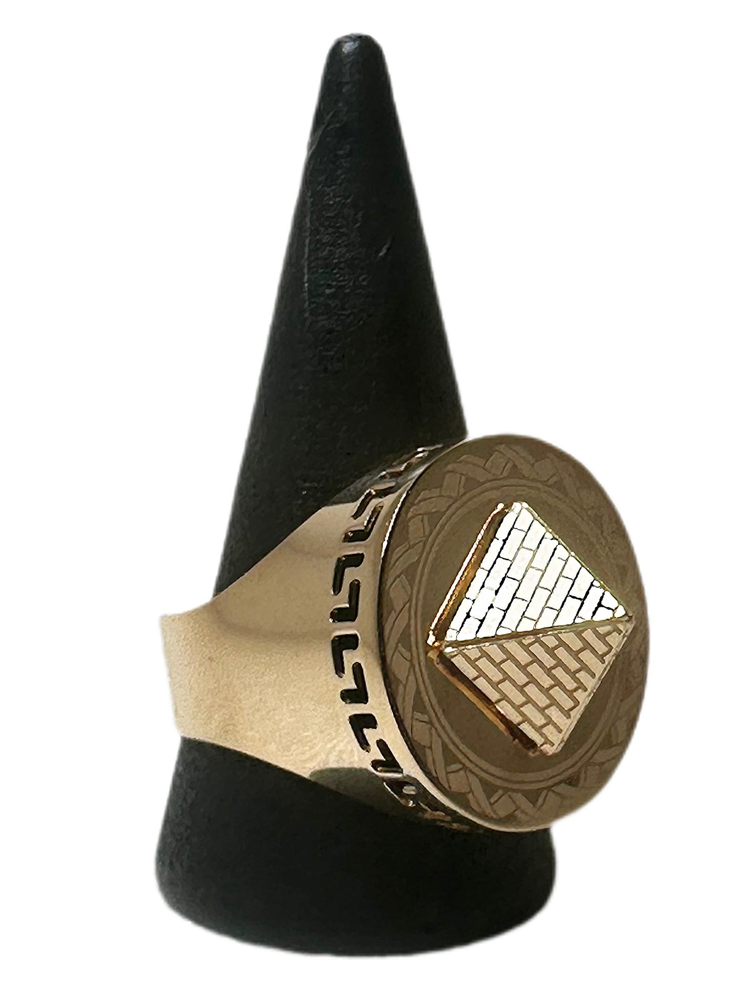 Chevalière ronde pyramide