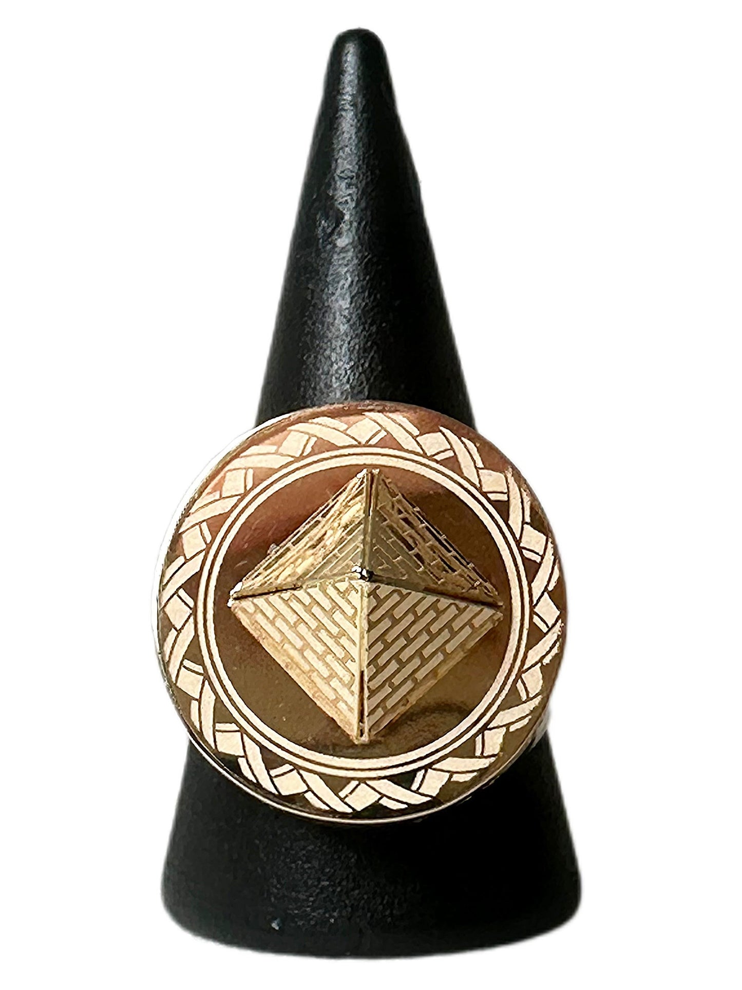 Chevalière ronde pyramide