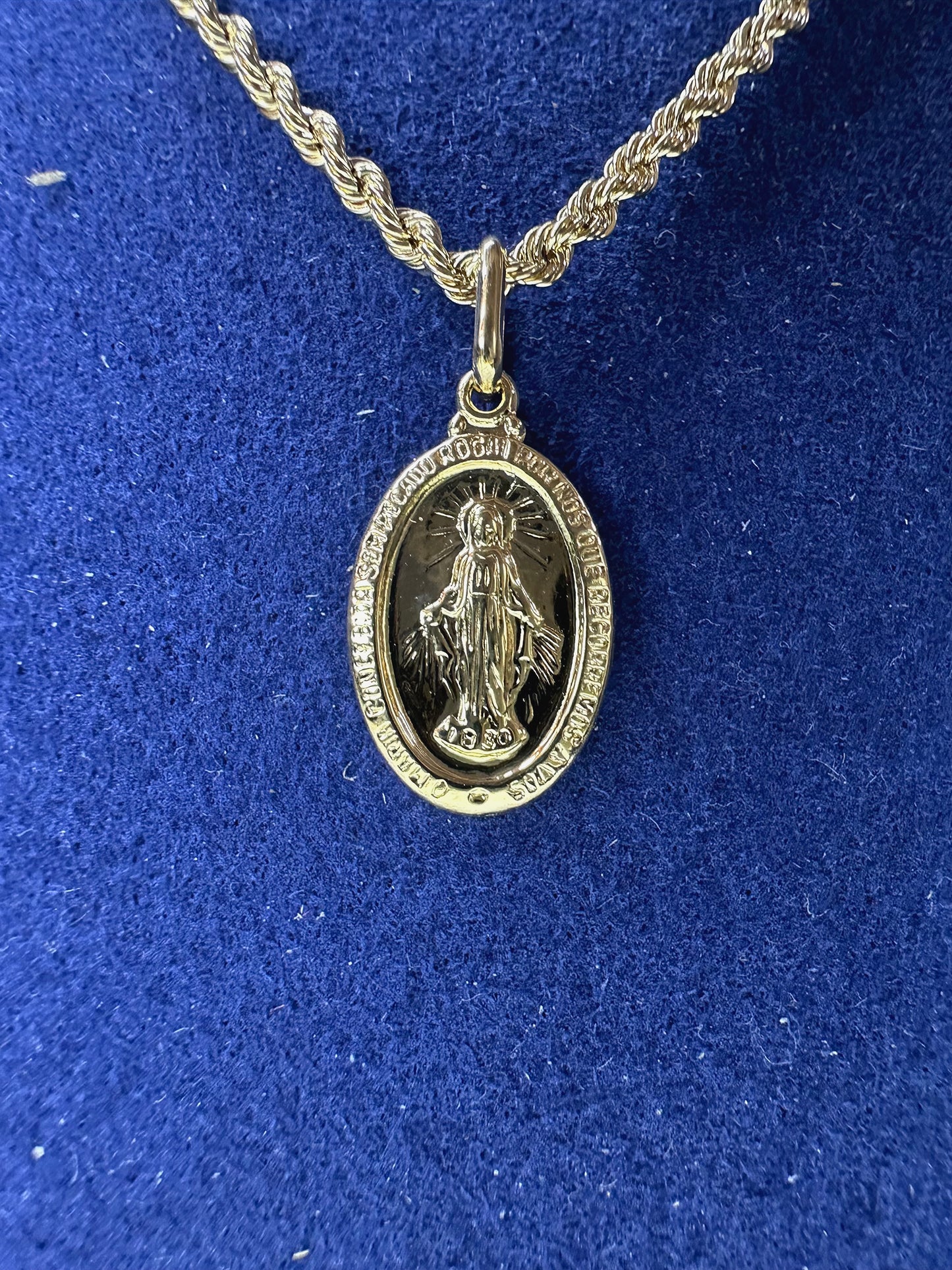 Collier corde pend miraculeuse