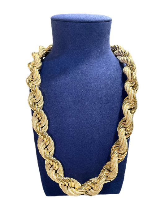 Buste soutenant un collier torsadé Graziella en or 18k de chez la bijouterie Pharaon