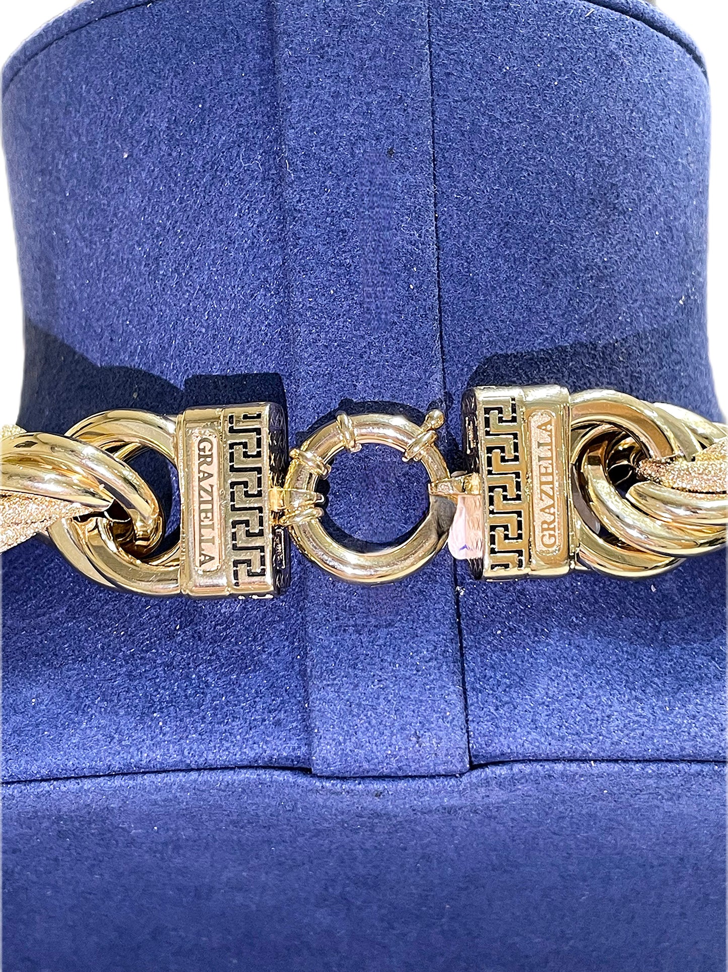 Buste soutenant un collier torsadé Graziella en or 18k de chez la bijouterie Pharaon