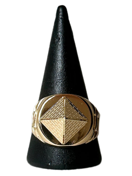 Chevalière ovale pyramide