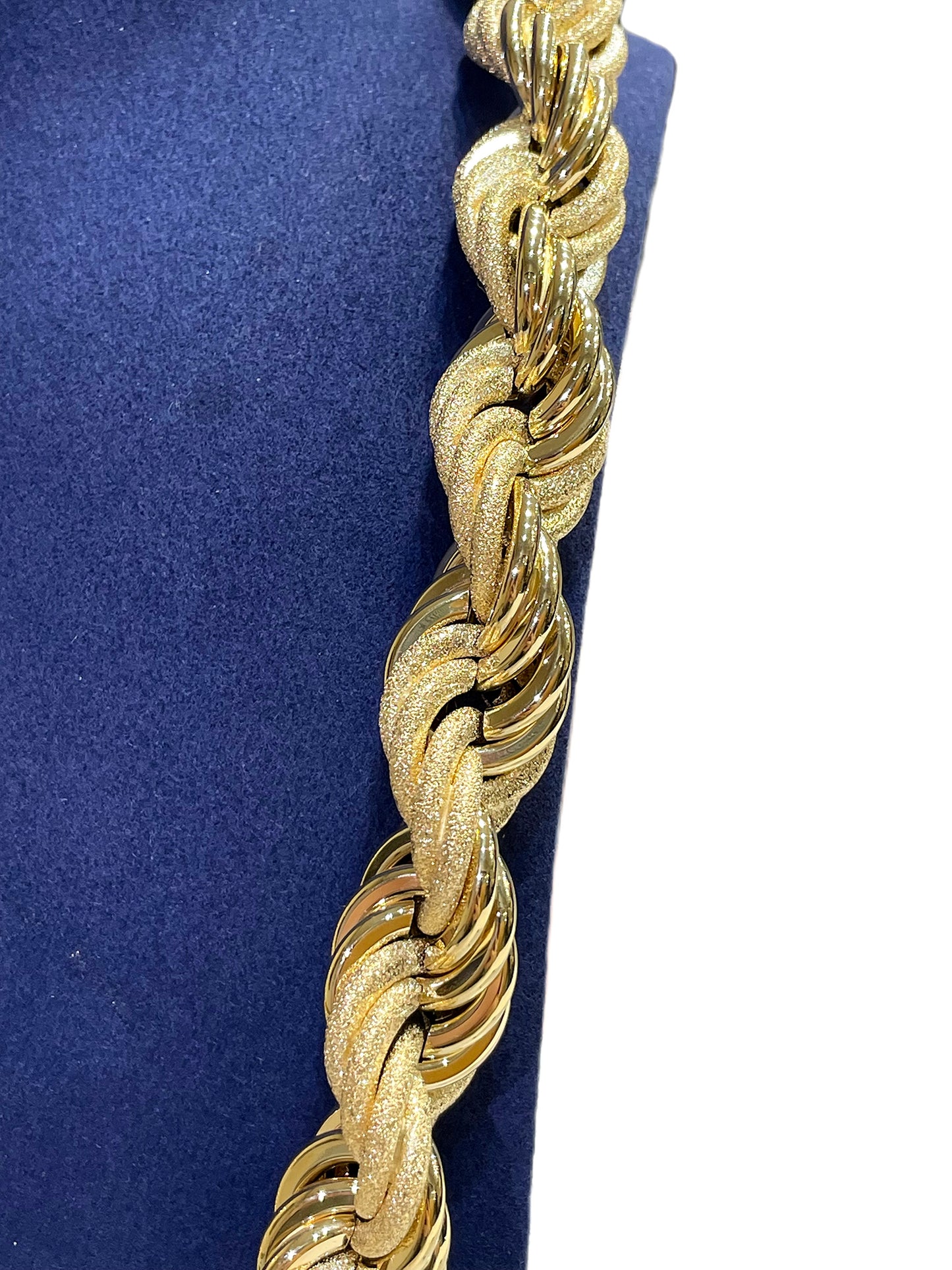 Buste soutenant un collier torsadé Graziella en or 18k de chez la bijouterie Pharaon